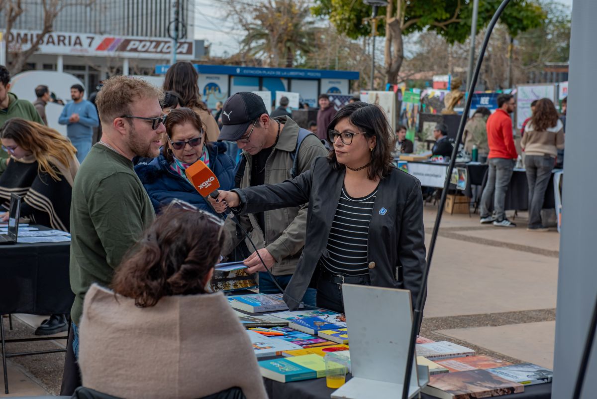 "La U en la Plaza": La Editorial participó de la jornada en Pocito